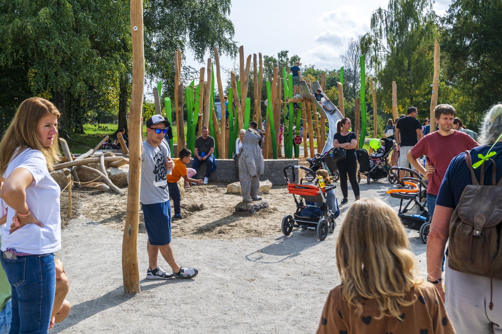 Menschen stehen in einem Park. 